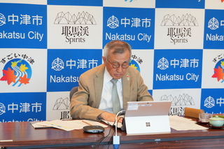 オンラインで分科会に参加する奥塚市長