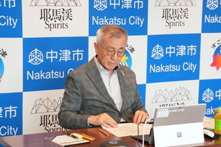 オンラインで分科会に参加する奥塚市長