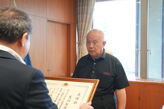表彰状伝達のようす 表彰状伝達のようす