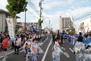 総踊りに参加する奥塚市長