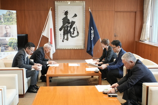 歓談のようす 歓談のようす