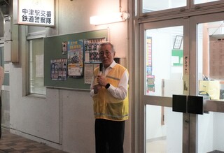 あいさつする奥塚市長