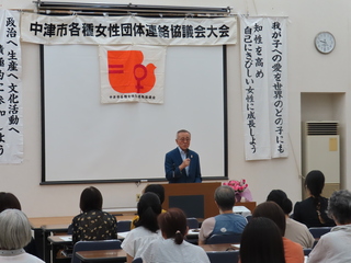 あいさつする奥塚市長