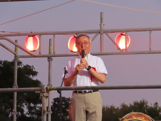 あいさつする奥塚市長
