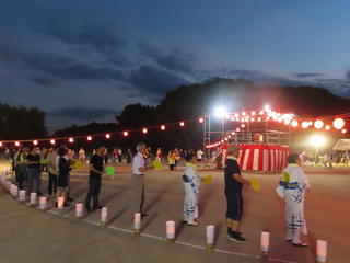 盆踊りをする奥塚市長