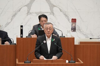 行政報告する奥塚市長