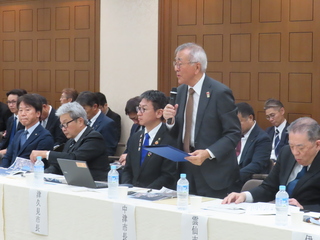 発表する奥塚市長