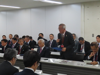 発言する奥塚市長