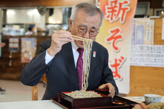 秋の新そばを試食する奥塚市長
